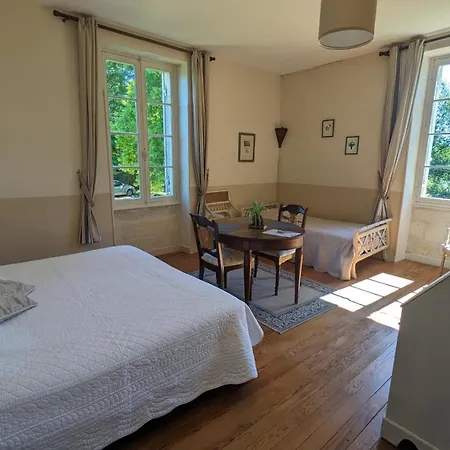 Chateau Du Broustaret - D'hotes En Pleine Nature - Avec Cuisine - Proche Bordeaux