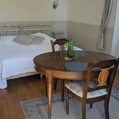 Chateau Du Broustaret - D'hotes En Pleine Nature - Avec Cuisine - Proche Bordeaux