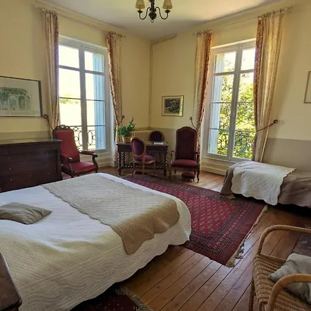 Chateau Du Broustaret - D'hotes En Pleine Nature - Avec Cuisine - Proche Bordeaux