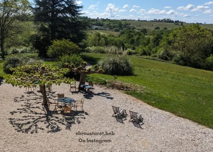 Chateau Du Broustaret - D'hotes Avec Cuisine - Calme, Paisible Et Tres Belle Vue Sur La Nature Rions
