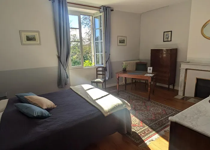Pensión Chateau Du Broustaret - D'hotes Avec Cuisine - Calme, Paisible Et Tres Belle Vue Sur La Nature