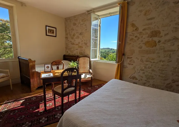 Chateau Du Broustaret - D'hotes Avec Cuisine - Calme, Paisible Et Tres Belle Vue Sur La Nature Rions