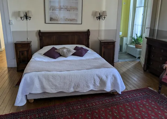 Chateau Du Broustaret - D'hotes Avec Cuisine - Calme, Paisible Et Tres Belle Vue Sur La Nature Rions