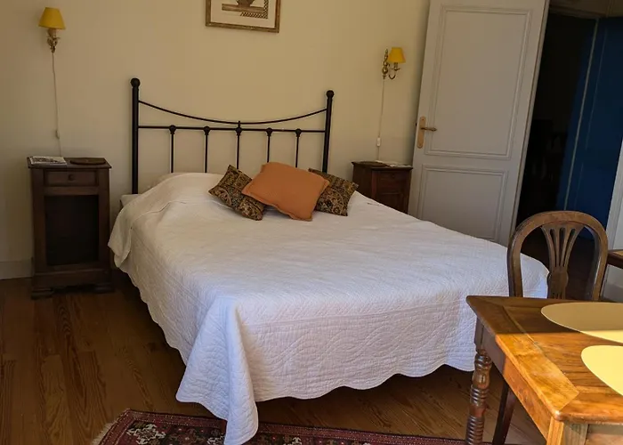 Pensión Chateau Du Broustaret - D'hotes Avec Cuisine - Calme, Paisible Et Tres Belle Vue Sur La Nature Rions
