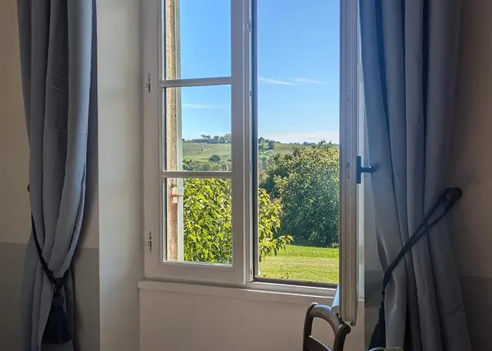 Pensión Chateau Du Broustaret - D'hotes Avec Cuisine - Calme, Paisible Et Tres Belle Vue Sur La Nature