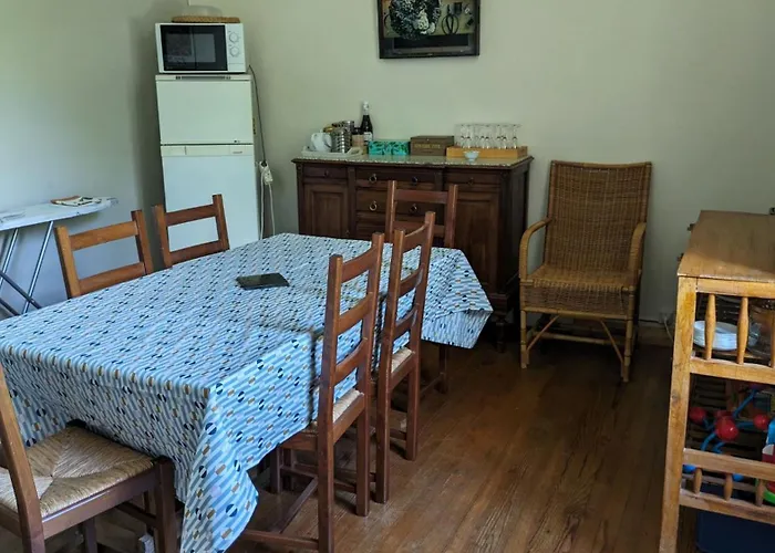 Pensión Chateau Du Broustaret - D'hotes Avec Cuisine - Calme, Paisible Et Tres Belle Vue Sur La Nature Rions