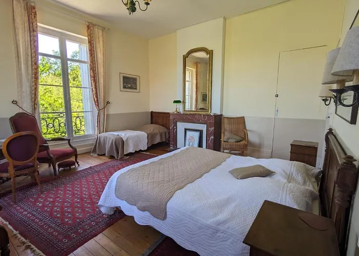Pensión Chateau Du Broustaret - D'hotes Avec Cuisine - Calme, Paisible Et Tres Belle Vue Sur La Nature Rions
