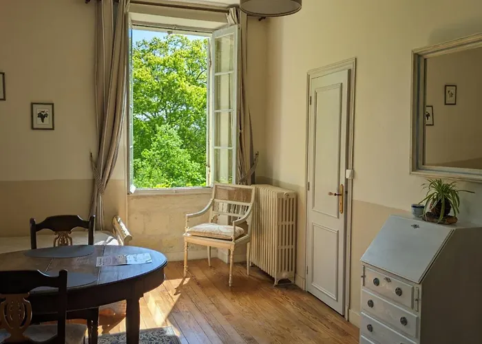 Pensión Chateau Du Broustaret - D'hotes Avec Cuisine - Calme, Paisible Et Tres Belle Vue Sur La Nature